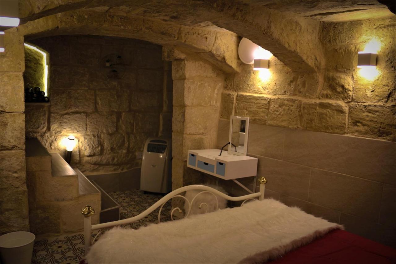 Malta'S Naughtiest Cabaret Floriana Exterior foto