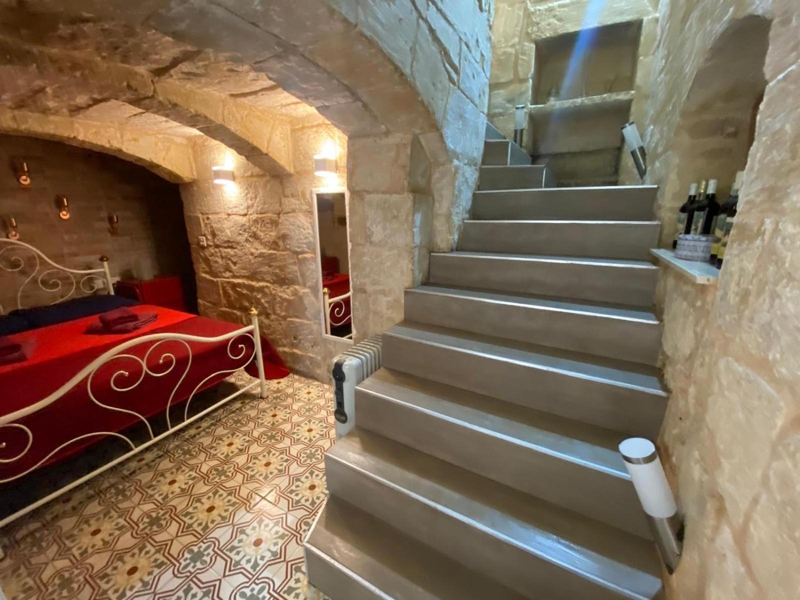 Malta'S Naughtiest Cabaret Floriana Exterior foto